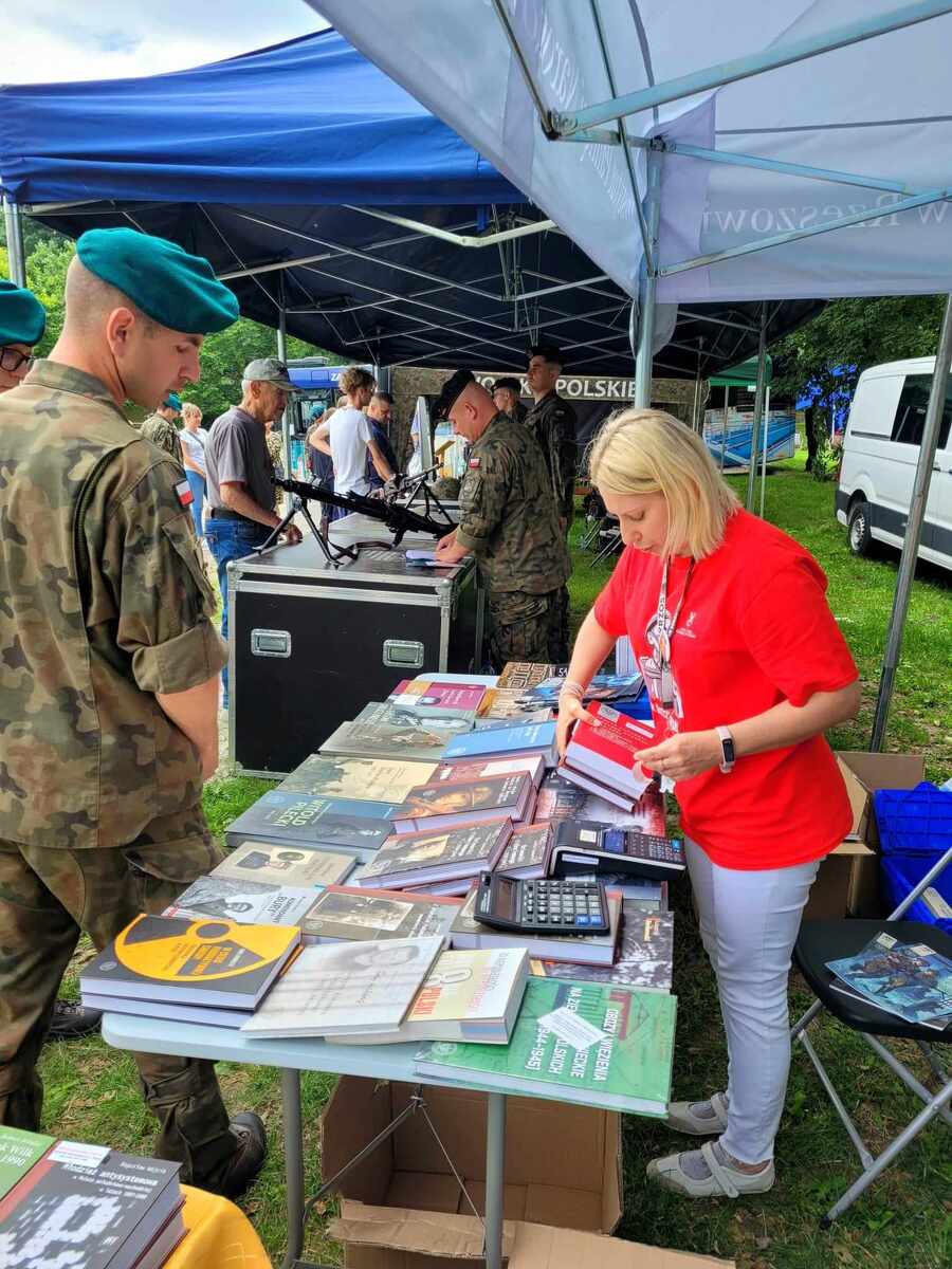 Stoisko edukacyjne IPN podczas święta 24. Pułku Ułanów im. H.W.K. Stanisława Żółkiewskiego – Kraśnik, 2 lipca 2023. Fot. Stanisław Stopyra (IPN)