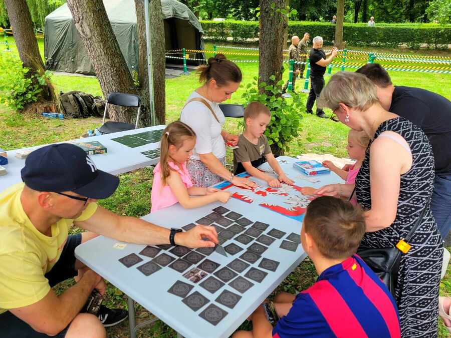 Stoisko edukacyjne IPN podczas święta 24. Pułku Ułanów im. H.W.K. Stanisława Żółkiewskiego – Kraśnik, 2 lipca 2023. Fot. Stanisław Stopyra (IPN)