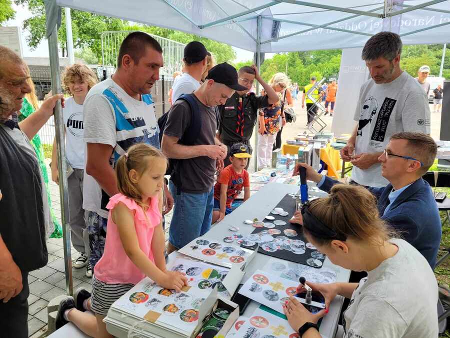 Stoisko edukacyjne IPN podczas święta 24. Pułku Ułanów im. H.W.K. Stanisława Żółkiewskiego – Kraśnik, 2 lipca 2023. Fot. Stanisław Stopyra (IPN)