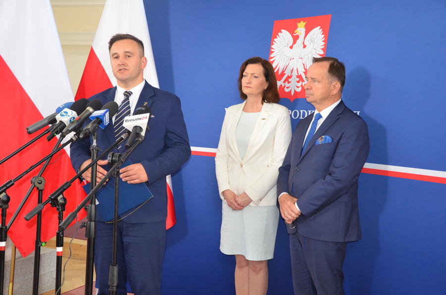 Uczestnicy konferencji: wojewoda podkarpacki Ewa Leniart, marszałek województwa Władysław Ortyl oraz dr Piotr Szopa z IPN Oddział w Rzeszowie. Fot. Katarzyna Gajda-Bator