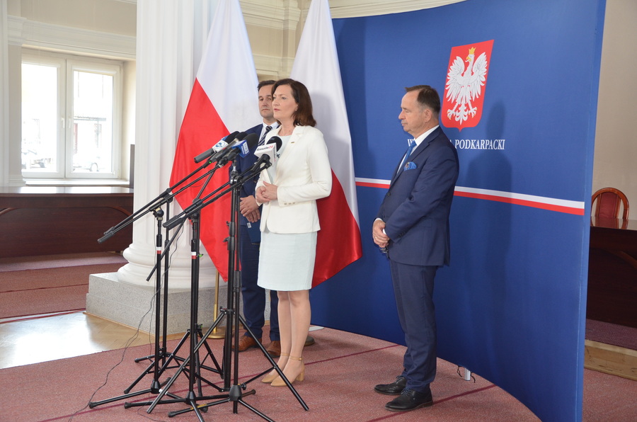 Uczestnicy konferencji: wojewoda podkarpacki Ewa Leniart, marszałek województwa Władysław Ortyl oraz dr Piotr Szopa z IPN Oddział w Rzeszowie. Fot. Katarzyna Gajda-Bator