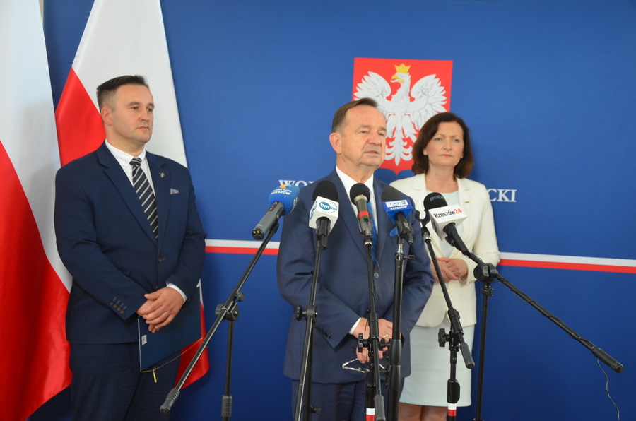 Uczestnicy konferencji: wojewoda podkarpacki Ewa Leniart, marszałek województwa Władysław Ortyl oraz dr Piotr Szopa z IPN Oddział w Rzeszowie. Fot. Katarzyna Gajda-Bator