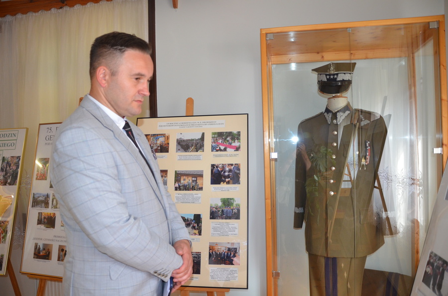 Dr Piotr Szopa, naczelnik OBUWiM w Rzeszowie w Centrum Pamięci gen. Władysława Sikorskiego – Tuszów Narodowy, 4 lipca 2023. Fot. Katarzyna Gajda-Bator (IPN)