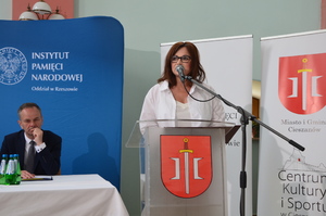 Jolanta Sawicka, wicewojewoda podkarpacki podczas konferencji naukowej w 80. rocznicę Zbrodni Wołyńskiej – Cieszanów, 7 lipca 2023. Fot. Katarzyna Gajda-Bator (IPN)