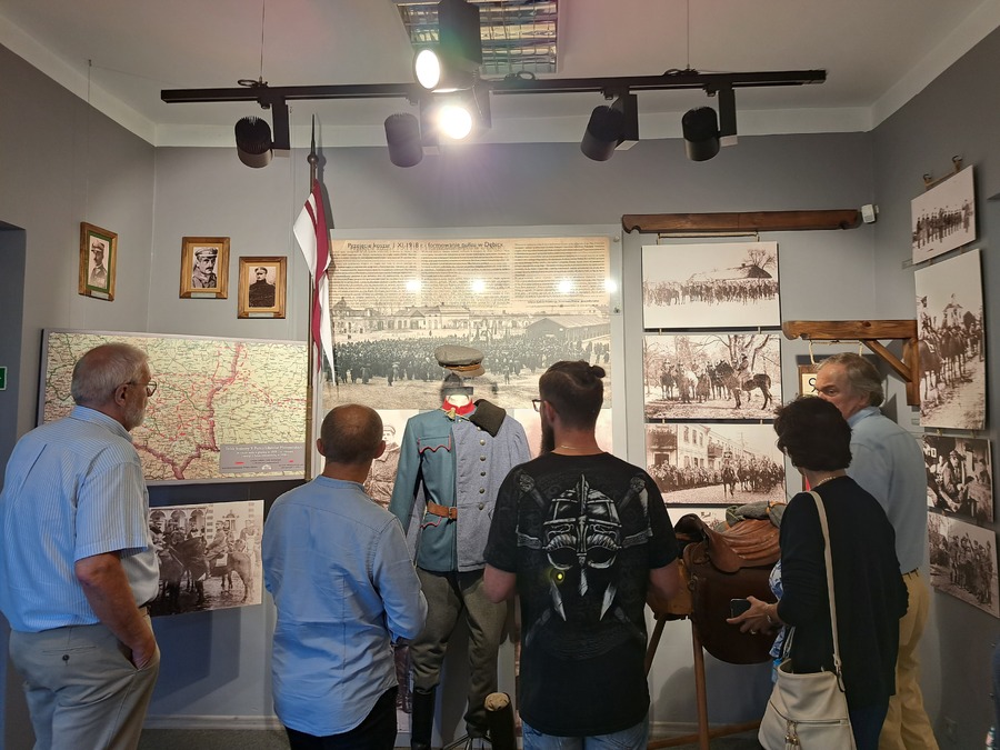 Śladami dziadka - prof. Henryka Dembińskiego „Juliusza” i ojca - prof. Ludwika Dembińskiego wędrował prof. Paweł H. Dembiński z rodziną – Pustków, 1 sierpnia 2023. Fot. Natalia Chodór