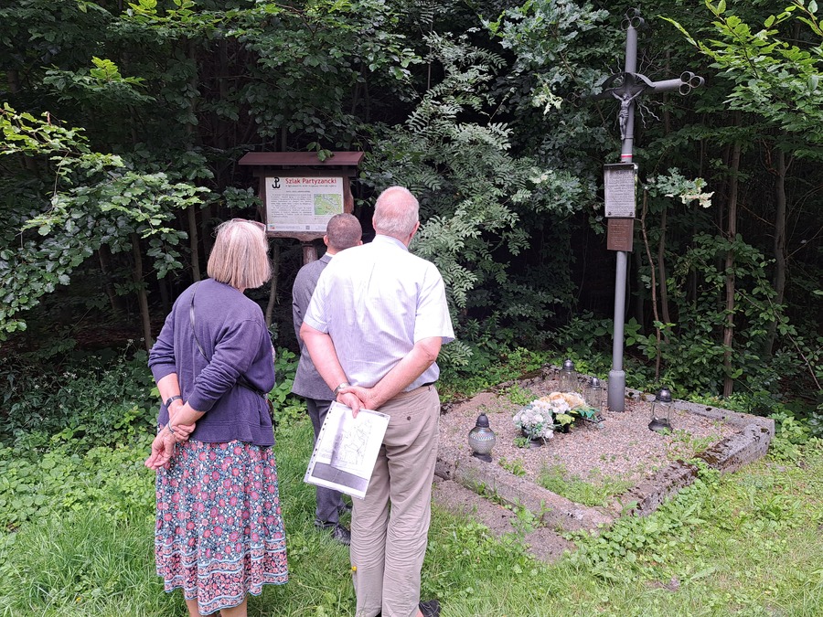 Śladami dziadka - prof. Henryka Dembińskiego „Juliusza” i ojca - prof. Ludwika Dembińskiego wędrował prof. Paweł H. Dembiński z rodziną. Fot. Natalia Chodór