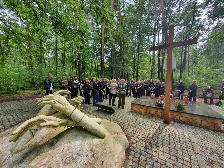 „Edukacyjny Rajd Motocyklowy – odcinek specjalny Katyń 80. rocznica ujawnienia” – Turza, 5 sierpnia 2023. Fot. Małgorzata Waksmundzka- Szarek