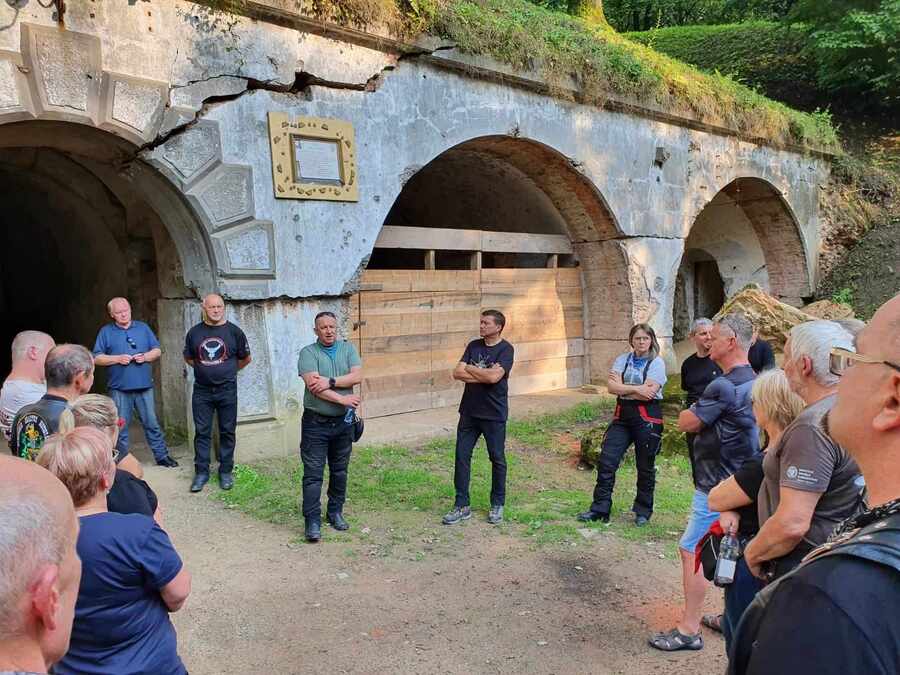 „Edukacyjny Rajd Motocyklowy – odcinek specjalny Katyń 80. rocznica ujawnienia” – Twierdza Przemyśl, 5 sierpnia 2023. Fot. Małgorzata Waksmundzka- Szarek