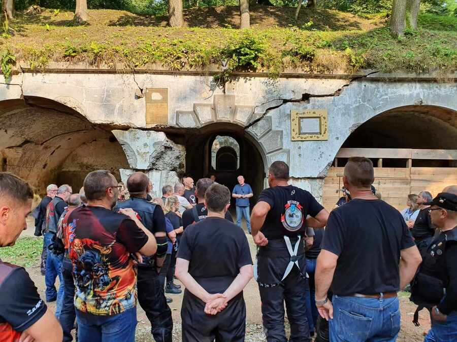 „Edukacyjny Rajd Motocyklowy – odcinek specjalny Katyń 80. rocznica ujawnienia” – Twierdza Przemyśl, 5 sierpnia 2023. Fot. Małgorzata Waksmundzka- Szarek