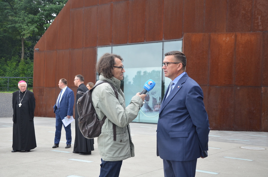 Wywiad dr hab. Dariusza Iwaneczko, dyrektora IPN Rzeszów z Adamem Głaczyńskim z Polskiego Radia Rzeszów – Markowa, 10 sierpnia 2023. Fot. Katarzyna Gajda-Bator (IPN)