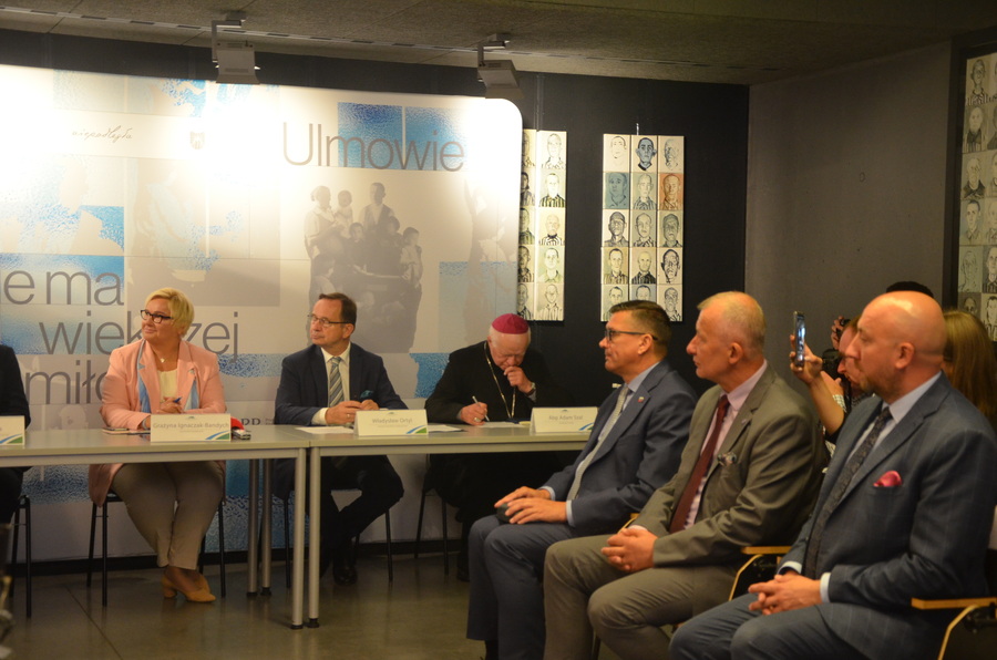 Spotkanie Komitetu ds. Obchodów Towarzyszących Beatyfikacji Rodziny Ulmów z organizatorami uroczystości beatyfikacyjnej oraz dziennikarzami redakcji krajowych – Markowa, 10 sierpnia 2023. Fot. Katarzyna Gajda-Bator (IPN)