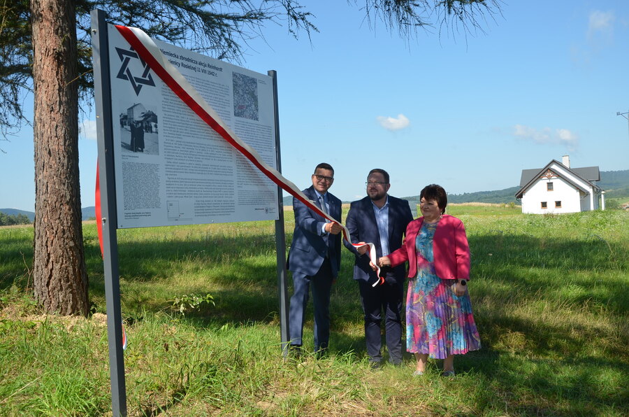 Odsłonięcie tablicy upamiętniającej 81. rocznicę Akcji Reinhardt – Jasienica Rosielna, 11 sierpnia 2023. Fot. Katarzyna Gajda-Bator (IPN)