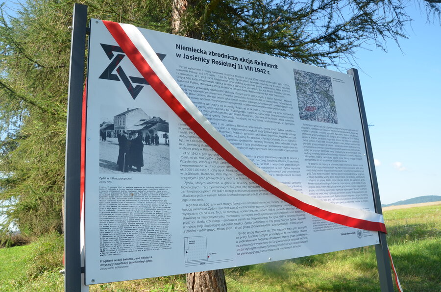Odsłonięcie tablicy upamiętniającej 81. rocznicę Akcji Reinhardt – Jasienica Rosielna, 11 sierpnia 2023. Fot. Katarzyna Gajda-Bator (IPN)
