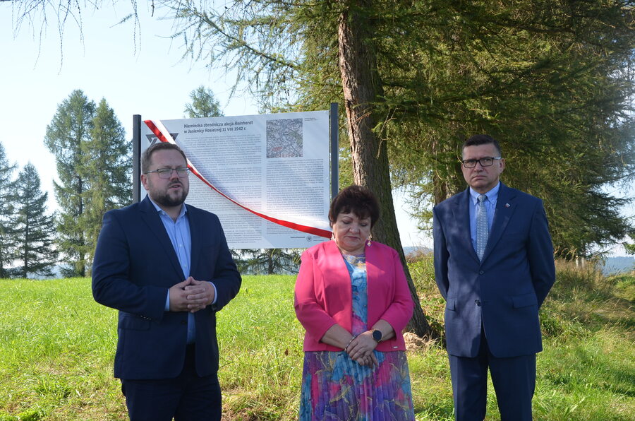 Michał Tabisz, prezes Fundacji Czarna Górka, wójt Gminy Jasienica Rosielna Urszula Brzuszek, dyrektor IPN Oddział w Rzeszowie dr hab. Dariusz Iwaneczko – Jasienica Rosielna, 11 sierpnia 2023. Fot. Katarzyna Gajda-Bator (IPN)