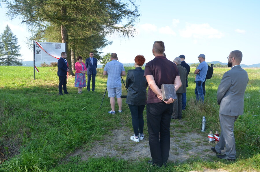 Odsłonięcie tablicy upamiętniającej 81. rocznicę Akcji Reinhardt – Jasienica Rosielna, 11 sierpnia 2023. Fot. Katarzyna Gajda-Bator (IPN)