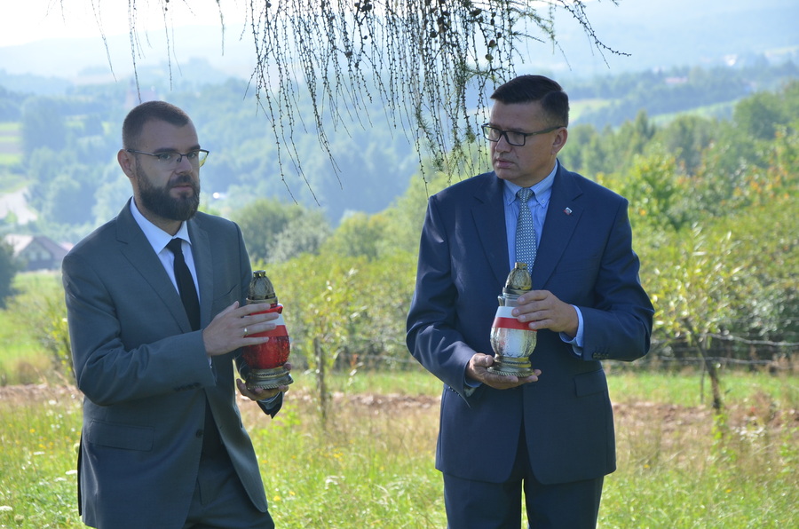 Grzegorz Leszczyński z OBUWiM i  dyrektor IPN Oddział w Rzeszowie dr hab. Dariusz Iwaneczko – Jasienica Rosielna, 11 sierpnia 2023. Fot. Katarzyna Gajda-Bator (IPN)