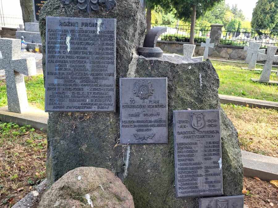 Pomnik pamięci bohaterów i ofiar walk na frontach II wojny światowej – Cmentarz Komunalny w Łańcucie. Fot. Maria Rejman (IPN)