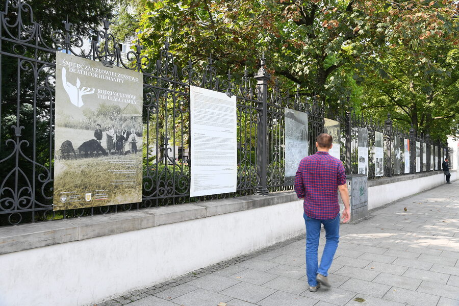 Wystawa plenerowa „Śmierć za człowieczeństwo. Rodzina Ulmów” – Ministerstwo Sprawiedliwości, przy Al. Ujazdowskich 11 w Warszawie