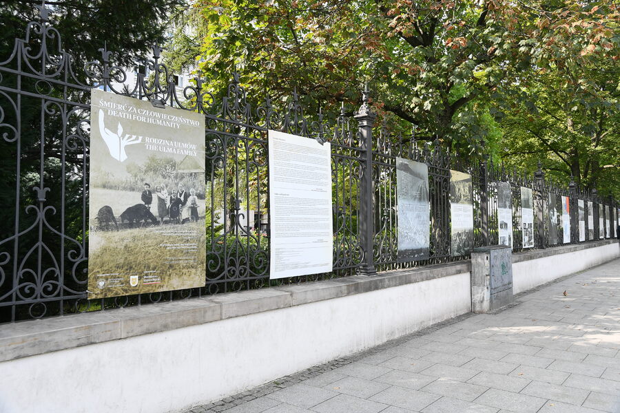 Wystawa plenerowa „Śmierć za człowieczeństwo. Rodzina Ulmów” – Ministerstwo Sprawiedliwości, przy Al. Ujazdowskich 11 w Warszawie