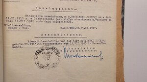 Jeden z dokumentów ostemplowany pieczęcią miasta Maczków, Fot. Mirosław Surdej (IPN)