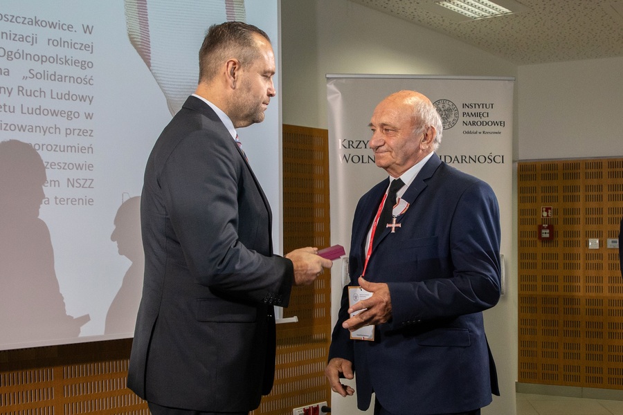 Dr Karol Nawrocki, prezes IPN wręcza KWiS Antoniemu Apolinarskiemu – Rzeszów, 4 października 2023. Fot. Igor Witowicz (IPN)