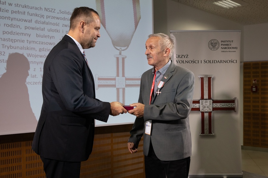 Dr Karol Nawrocki, prezes IPN wręcza KWiS Antoniemu Augustyniakowi – Rzeszów, 4 października 2023. Fot. Igor Witowicz (IPN)