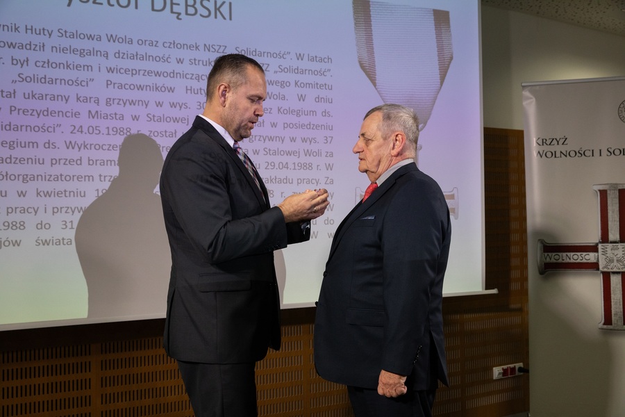Dr Karol Nawrocki, prezes IPN wręcza KWiS Krzysztofowi Dębskiemu – Rzeszów, 4 października 2023. Fot. Igor Witowicz (IPN)
