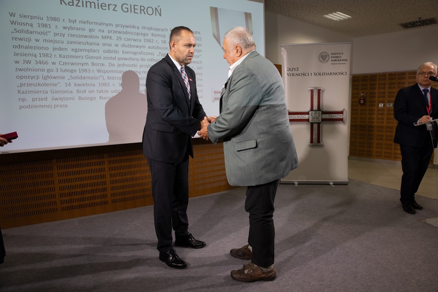 Dr Karol Nawrocki, prezes IPN wręcza KWiS Krzysztofowi Gieroniowi – Rzeszów, 4 października 2023. Fot. Igor Witowicz (IPN)