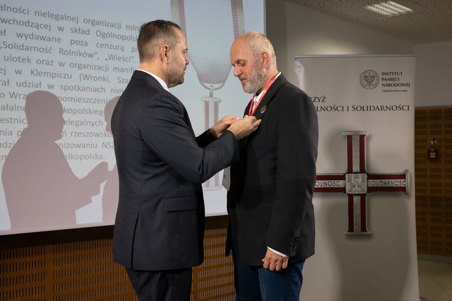 Dr Karol Nawrocki, prezes IPN wręcza KWiS Markowi Gryni – Rzeszów, 4 października 2023. Fot. Igor Witowicz (IPN)