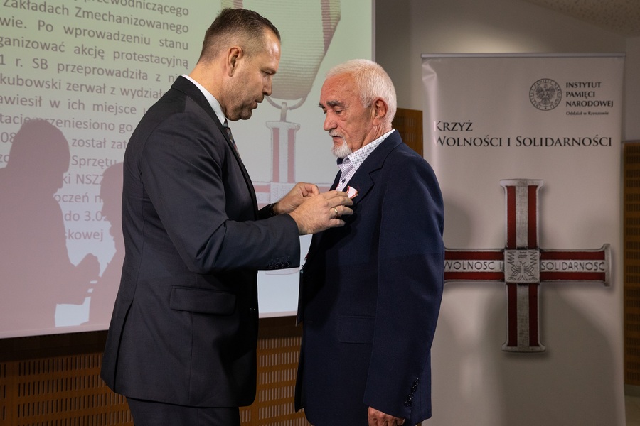 Dr Karol Nawrocki, prezes IPN wręcza KWiS  Romanowi Jakubowskiemu – Rzeszów, 4 października 2023. Fot. Igor Witowicz (IPN)