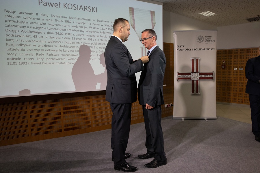 Dr Karol Nawrocki, prezes IPN wręcza KWiS Pawłowi Kosiarskiemu – Rzeszów, 4 października 2023. Fot. Igor Witowicz (IPN)