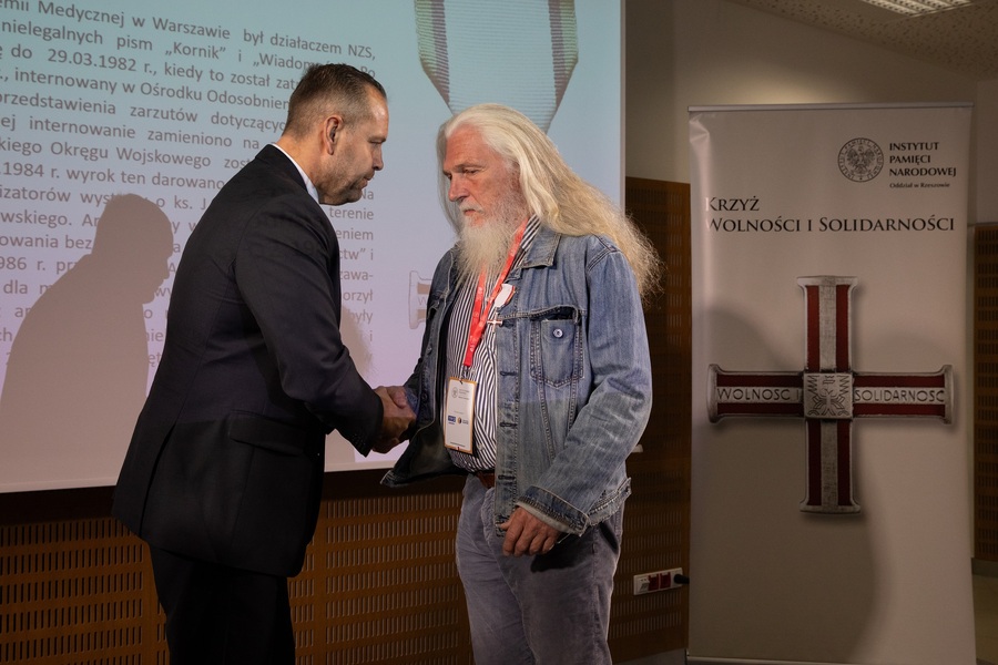 Dr Karol Nawrocki, prezes IPN wręcza KWiS Markowi Kubinowi – Rzeszów, 4 października 2023. Fot. Igor Witowicz (IPN)