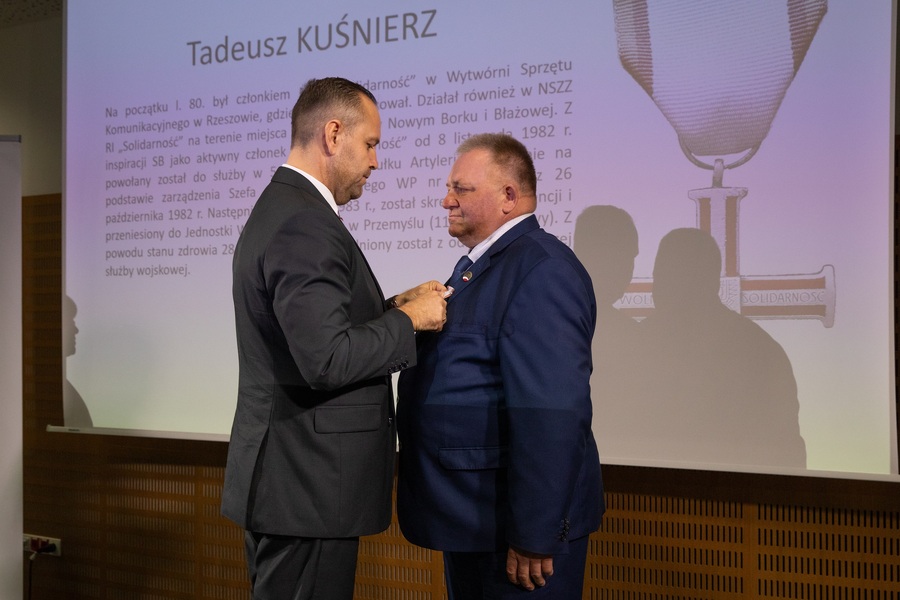 Dr Karol Nawrocki, prezes IPN wręcza KWiS Tadeuszowi Kuśniarzowi – Rzeszów, 4 października 2023. Fot. Igor Witowicz (IPN)
