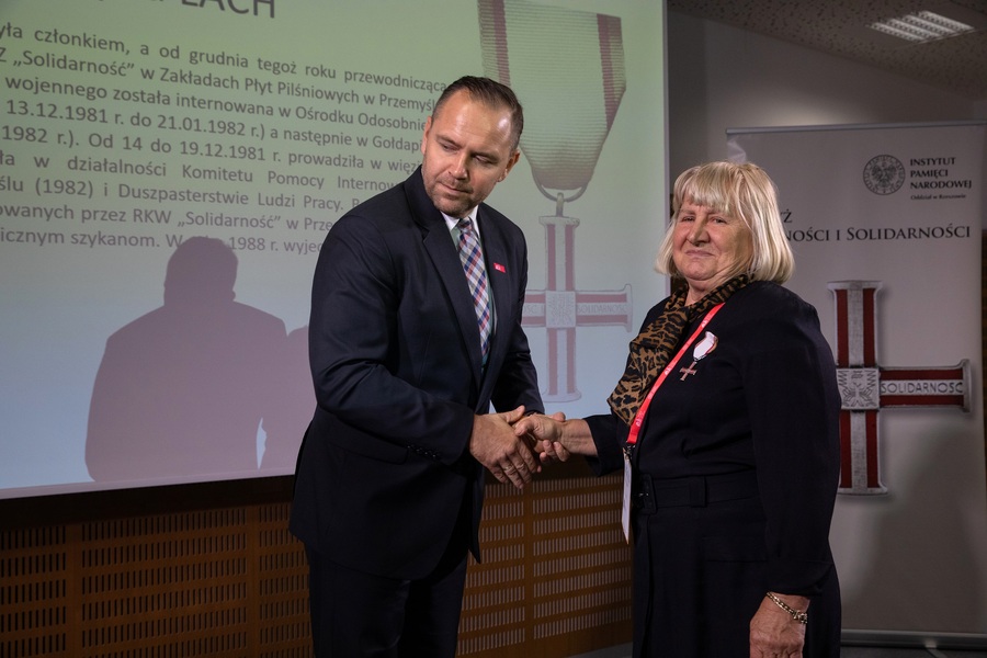Dr Karol Nawrocki, prezes IPN wręcza KWiS Krystynie Lach – Rzeszów, 4 października 2023. Fot. Igor Witowicz (IPN)