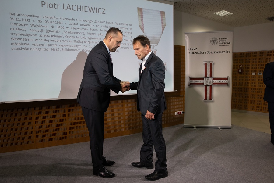 Dr Karol Nawrocki, prezes IPN wręcza KWiS Piotrowi Lachiewiczowi  – Rzeszów, 4 października 2023. Fot. Igor Witowicz (IPN)