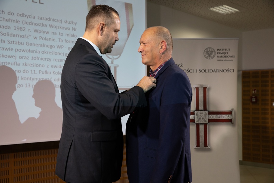 Dr Karol Nawrocki, prezes IPN wręcza KWiS Wojciechowi Manteufelowi – Rzeszów, 4 października 2023. Fot. Igor Witowicz (IPN)