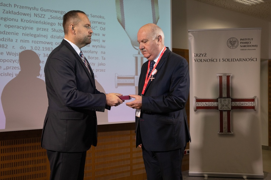 Dr Karol Nawrocki, prezes IPN wręcza KWiS Stanisławowi Pliszakowi – Rzeszów, 4 października 2023. Fot. Igor Witowicz (IPN)