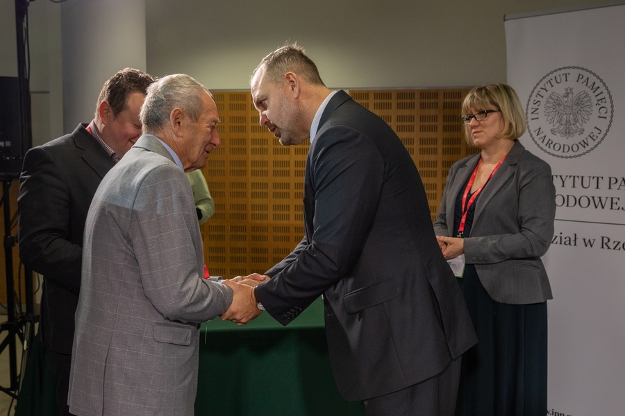 Dr Karol Nawrocki, prezes IPN wręcza KWiS Zygmuntowi Żyłce – Rzeszów, 4 października 2023. Fot. Igor Witowicz (IPN)