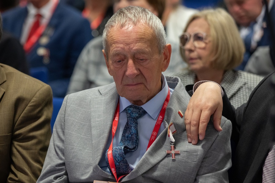 Dr Karol Nawrocki, prezes IPN wręcza KWiS Zygmuntowi Żyłce – Rzeszów, 4 października 2023. Fot. Igor Witowicz (IPN)