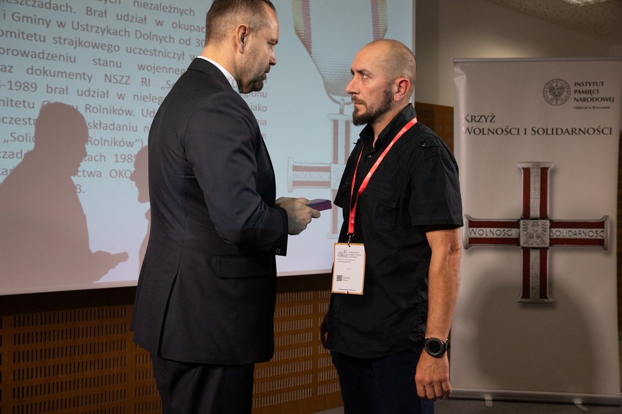 Dr Karol Nawrocki, prezes IPN wręcza KWiS pośmiertnie dla śp. Emila Faron, odznaczenie odbiera syn Emil Faron – Rzeszów, 4 października 2023. Fot. Igor Witowicz (IPN)