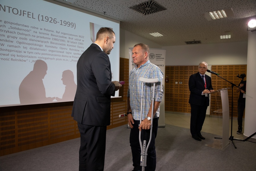 Dr Karol Nawrocki, prezes IPN wręcza KWiS pośmiertnie dla śp. Jana Mantoifla, odznaczenie odbiera syn Jan Mantojfel – Rzeszów, 4 października 2023. Fot. Igor Witowicz (IPN)