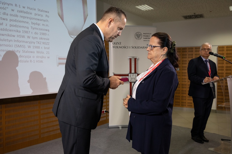 Dr Karol Nawrocki, prezes IPN wręcza KWiS pośmiertnie dla śp. Jana Wołoszyna, odznaczenie odbiera żona Krystyna Wołoszyn – Rzeszów, 4 października 2023. Fot. Igor Witowicz (IPN)