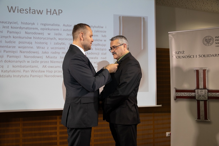 Dr Karol Nawrocki, prezes IPN wręcza Medal Reipublicae Memoriae Meritum dla Wiesława Hapa – Rzeszów, 4 października 2023. Fot. Igor Witowicz (IPN)
