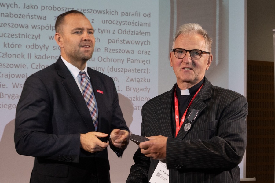 Dr Karol Nawrocki, prezes IPN wręcza Medal Reipublicae Memoriae Meritum dla ks. Władysława Jagustyna – Rzeszów, 4 października 2023. Fot. Igor Witowicz (IPN)