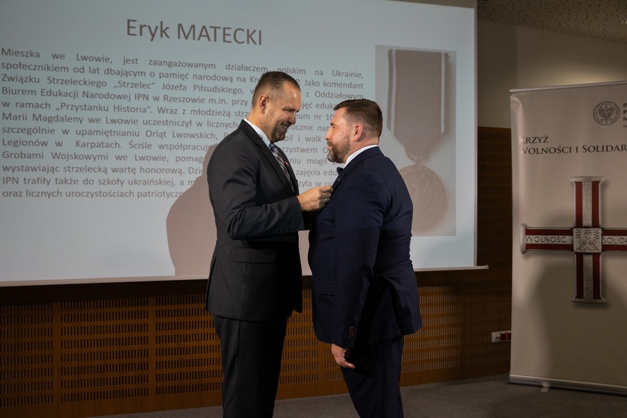 Dr Karol Nawrocki, prezes IPN wręcza Medal Reipublicae Memoriae Meritum dla Eryka Mateckiego – Rzeszów, 4 października 2023. Fot. Igor Witowicz (IPN)