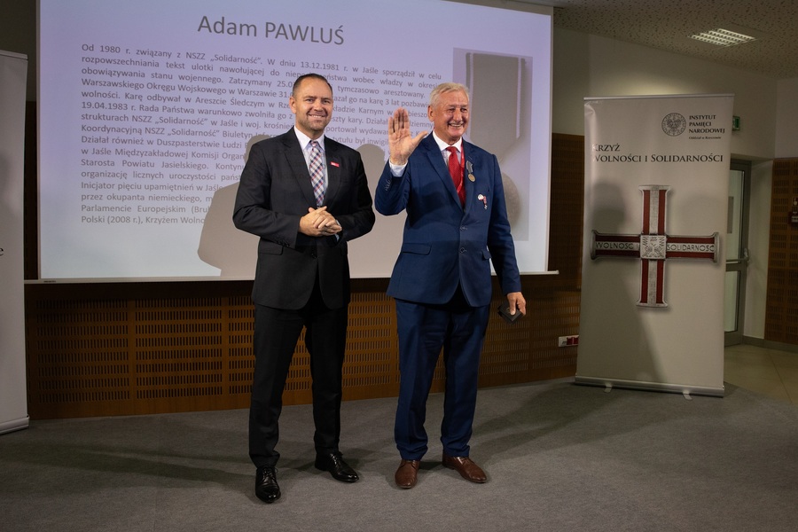 Dr Karol Nawrocki, prezes IPN wręcza Medal Reipublicae Memoriae Meritum dla Adama Pawlusia – Rzeszów, 4 października 2023. Fot. Igor Witowicz (IPN)