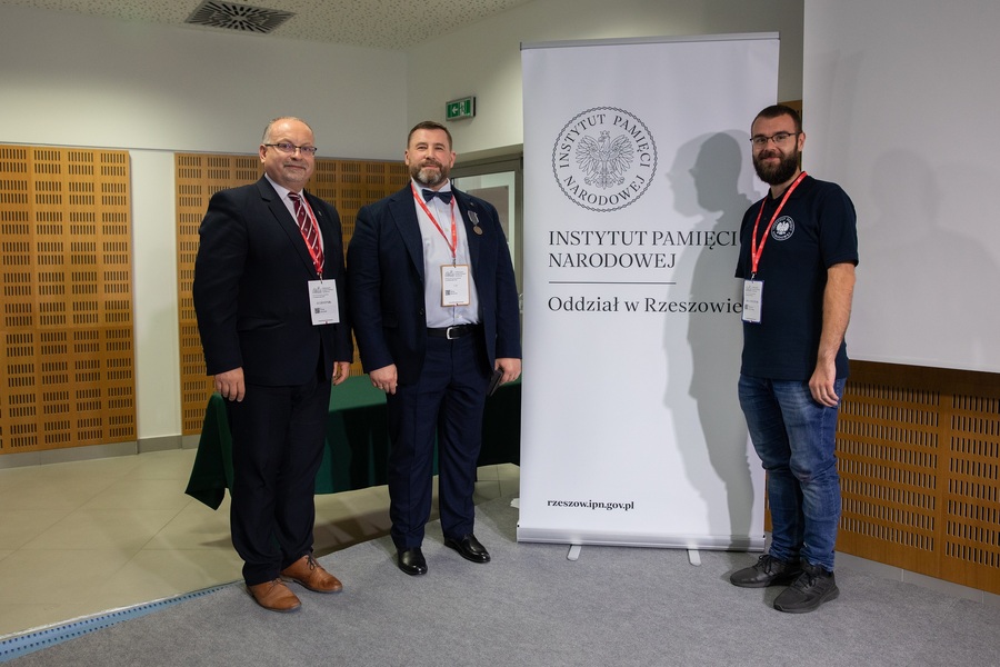 Eryk Matecki odznaczony Medalem Reipublicae Memoriae Meritum z dr Jackiem Magdoniem i Grzegorzem Leszczyńskim – Rzeszów, 4 października 2023. Fot. Igor Witowicz (IPN)