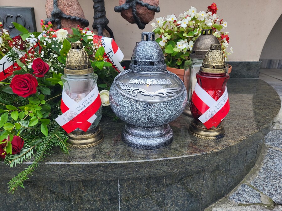 W Narodowy Dzień Pamięci Duchownych Niezłomnych pod pomnikiem bł. ks. Jerzego Popiełuszki – Rzeszów, 19 października 2023. Fot. Radosław Sołek (IPN)