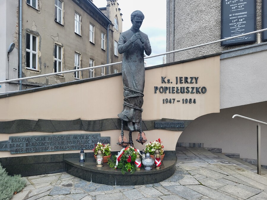 W Narodowy Dzień Pamięci Duchownych Niezłomnych pod pomnikiem bł. ks. Jerzego Popiełuszki – Rzeszów, 19 października 2023. Fot. Radosław Sołek (IPN)
