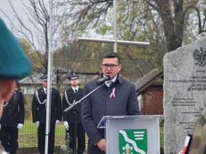 Dr hab. Dariusz Iwaneczko - dyrektor IPN w Rzeszowie podczas odsłonięcia obelisku upamiętniającego ofiary niemieckiej okupacji – Zalesie, 11 listopada 2023. Fot. Maria Rejman (IPN)